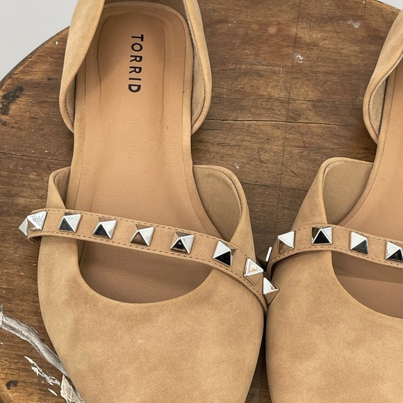 torrid tan studded d'Orsay flats with silver pyramid accents - Picture 4 of 8
